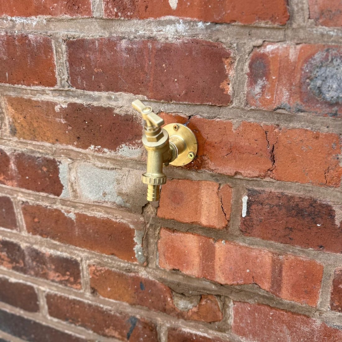 Split outside tap after a freeze